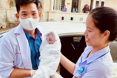Bác sĩ hỗ trợ sản phụ 'vượt cạn' trên xe taxi