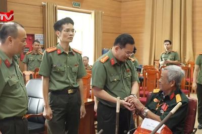 Cụm thi đua số 5 CATP Hà Nội tổ chức hành trình về địa chỉ đỏ, tri ân người có công