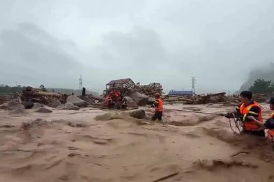 Lực lượng Công an căng dây giải cứu người dân mắc kẹt do mưa lũ