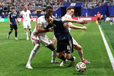 Messi vẫn đi bộ, thì sao?