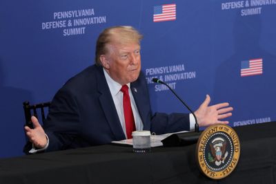 Ông Trump đình chỉ người vận hành máy nhắc chữ vì hành vi cá cược