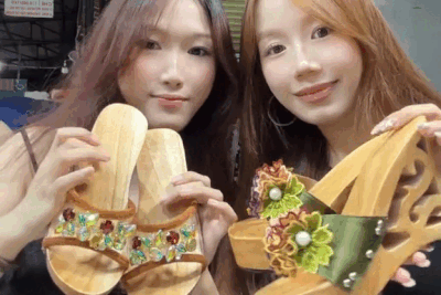 Khách Tây 'đu trend' đóng guốc mộc 300.000 đồng ở chợ Tân Định