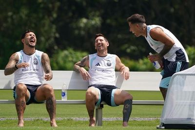 Messi chân trần, tuyển Argentina thong thả trước chung kết