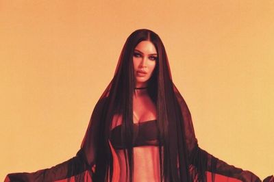 Megan Fox táo bạo ở tuổi 40