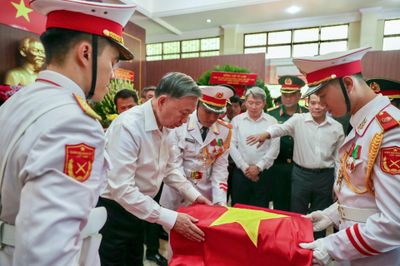 Tổng Bí thư, Chủ tịch nước tưởng niệm liệt sĩ ở công viên Lê Thị Riêng