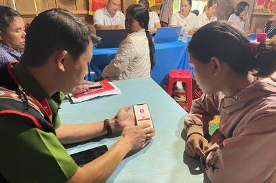 Hành chính công ngay tại… nhà rông