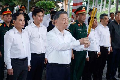 Tổng Bí thư, Chủ tịch nước Tô Lâm dâng hương tưởng niệm các Anh hùng liệt sĩ tại Công viên Lê Thị Riêng