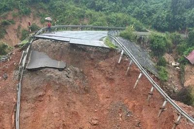 Khẩn trương khắc phục sạt lở, sớm thông tuyến giao thông tây bắc