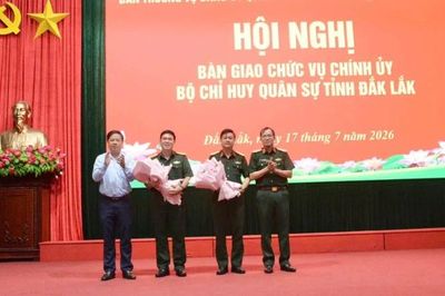 Bàn giao chức vụ Chính ủy Bộ Chỉ huy Quân sự tỉnh Đắk Lắk