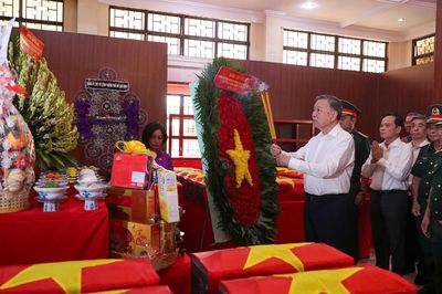 Tổng Bí thư, Chủ tịch nước Tô Lâm dâng hoa, dâng hương tưởng niệm các anh hùng liệt sĩ tại Công viên Lê Thị Riêng