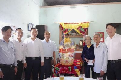 Phó Chủ tịch UBND TP Đà Nẵng Lê Quang Nam dâng hương, thăm gia đình người có công