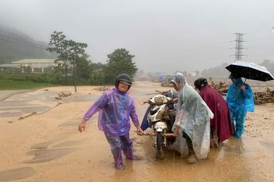 Lai Châu: Mưa lũ chia cắt nhiều khu vực, 5 người được cứu an toàn