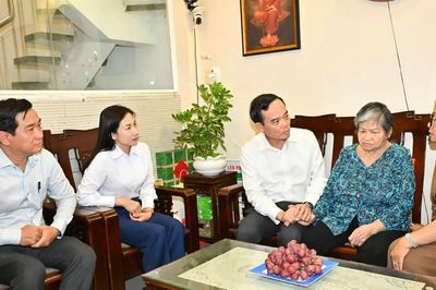 Bí thư Thành ủy TPHCM Trần Lưu Quang thăm các gia đình chính sách tiêu biểu
