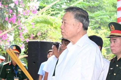 Tổng Bí thư, Chủ tịch nước Tô Lâm dâng hương tưởng niệm các Anh hùng liệt sĩ tại Công viên Lê Thị Riêng