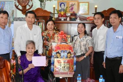 Trưởng Ban Nội chính Thành ủy TPHCM thăm các gia đình chính sách tiêu biểu