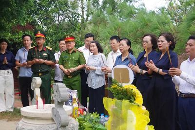 Đoàn công tác của Quốc hội tri ân Đại tướng Võ Nguyên Giáp và các anh hùng liệt sĩ