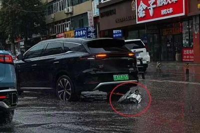 BYD Tang rơi cụm mô tơ điện giữa đường, hãng xe Trung Quốc nói gì?