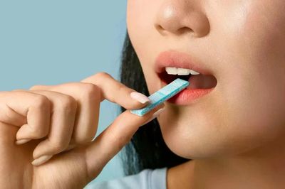 Mối liên hệ bất ngờ giữa nhai kẹo cao su có đường và giảm huyết áp