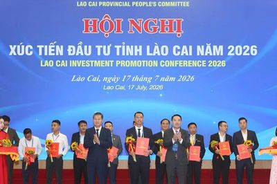 Lào Cai trao quyết định chủ trương đầu tư cho 24 dự án