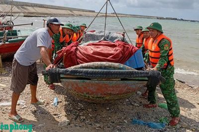 Bám dân, ứng phó mưa bão nơi tuyến đầu