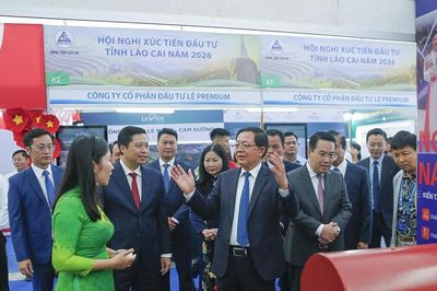 Phó Thủ tướng Hồ Quốc Dũng tham quan không gian trưng bày xúc tiến đầu tư của Lào Cai