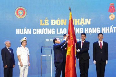 Cục Quản lý Thi hành án dân sự đón nhận Huân chương Lao động hạng Nhất