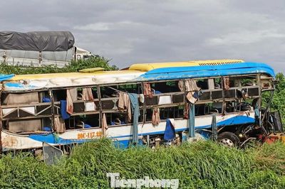 Ô tô khách mất lái khi di chuyển trên cao tốc Pháp Vân - Cầu Giẽ, 4 người tử vong