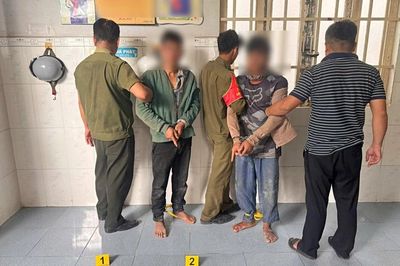 Mật phục xuyên đêm bắt 2 người nước ngoài chuyên vượt biên vào Việt Nam trộm xe máy