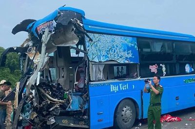 Xe khách lao vào xe tải trên cao tốc, lái xe tử vong, 5 người bị thương