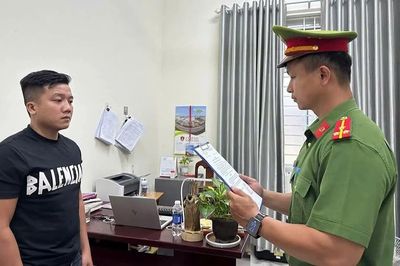 Đòi tiền bằng bạo lực, khóa cửa nhà bị hại