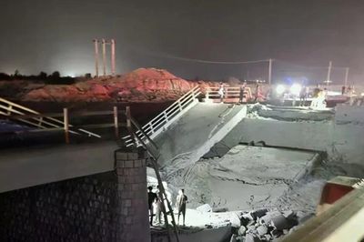 Mỹ không kích 5 cây cầu ở Iran