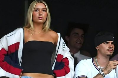 Harper Beckham làm lu mờ hai anh trai ở World Cup