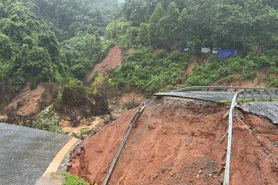 Nhiều tuyến đường đi Tây Bắc sạt lở nghiêm trọng