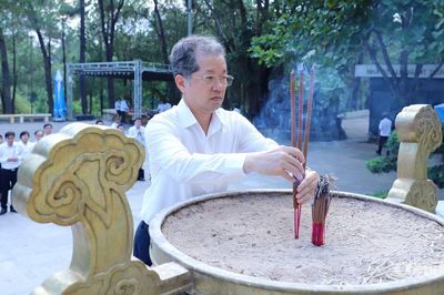 Đoàn công tác Tòa án nhân dân tối cao tưởng niệm Anh hùng liệt sĩ