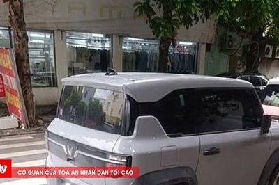 CSGT xử lý tài xế vi phạm đỗ xe trên vạch qua đường từ phản ánh của người dân