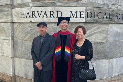 Cha mẹ bán nhà cho con du học, 15 năm sau nhận bằng tiến sĩ Harvard