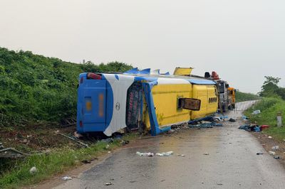 Hà Nội: Ô tô khách lao khỏi cao tốc Pháp Vân - Cầu Giẽ, 3 người tử vong tại chỗ