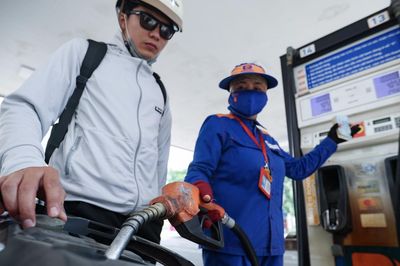 Giá xăng dầu hôm nay 17/7: Dầu thế giới hạ nhiệt, trong nước có giá mới