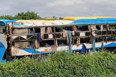 Vụ xe khách lao khỏi cao tốc ở Hà Nội: Phút bàng hoàng của hai vợ chồng nhân chứng