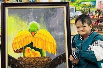 Chỉ còn 2 ngón tay cử động tốt, cậu bé độc lạ Bình Dương vẫn vẽ nên phép màu