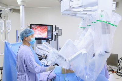 Phòng mổ thành 'giảng đường' để bác sĩ cả nước học phẫu thuật robot