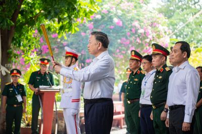 Tổng Bí thư, Chủ tịch nước dâng hương tưởng nhớ liệt sĩ ở công viên Lê Thị Riêng