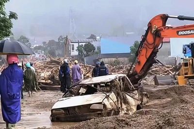 Cảnh tượng tan hoang ở Sơn La, Lai Châu: Ô tô bị vò nát giữa dòng lũ cuồn cuộn