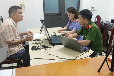 Đổ hơn 636 tấn bã bê tông ra ven sông Hồng, Giám đốc doanh nghiệp bị khởi tố