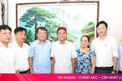 Phó Chủ tịch Thường trực HĐND tỉnh tặng quà tri ân người có công