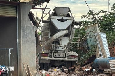Đồng Nai: Xe bồn mất phanh lao vào nhà dân, hai người thương vong