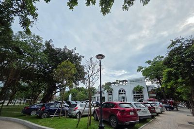 Vừa chi tiền tỷ chỉnh trang, vườn hoa bán đảo hồ Đống Đa đã bị ô tô bủa vây