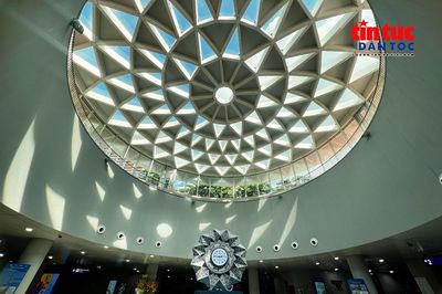 Ga metro Bến Thành hút khách với không gian nghệ thuật mở