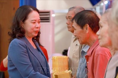 Phó Chủ tịch nước Võ Thị Ánh Xuân thăm, tặng quà người có công với cách mạng