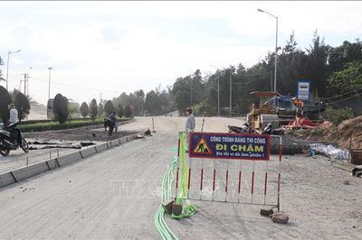 Khắc phục hư hỏng mặt đường trên Quốc lộ 24C qua cảng Dung Quất